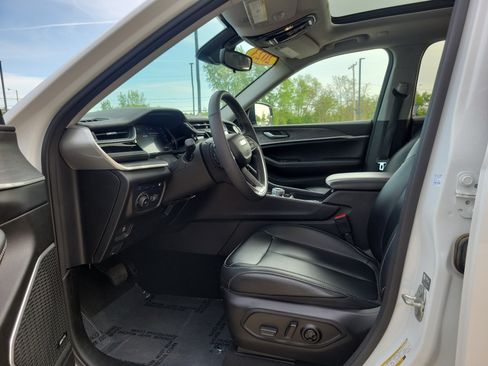 Used 2023 Jeep Grand Cherokee 4WD 4xe image 8