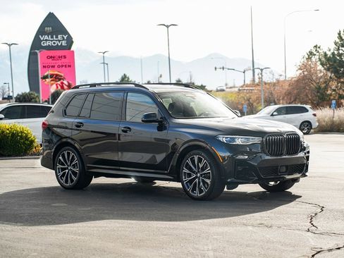 Used 2022 BMW X7 M50i image 3