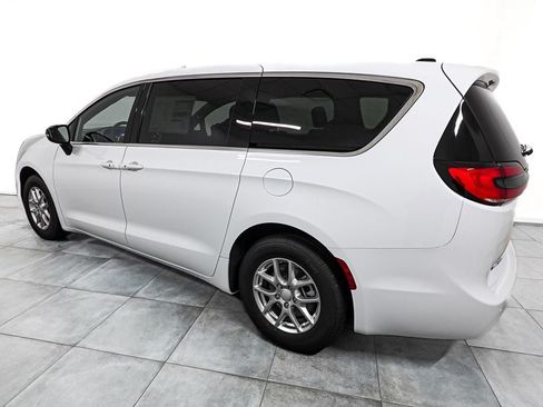 New 2027 Chrysler Pacifica Select FWD image 5