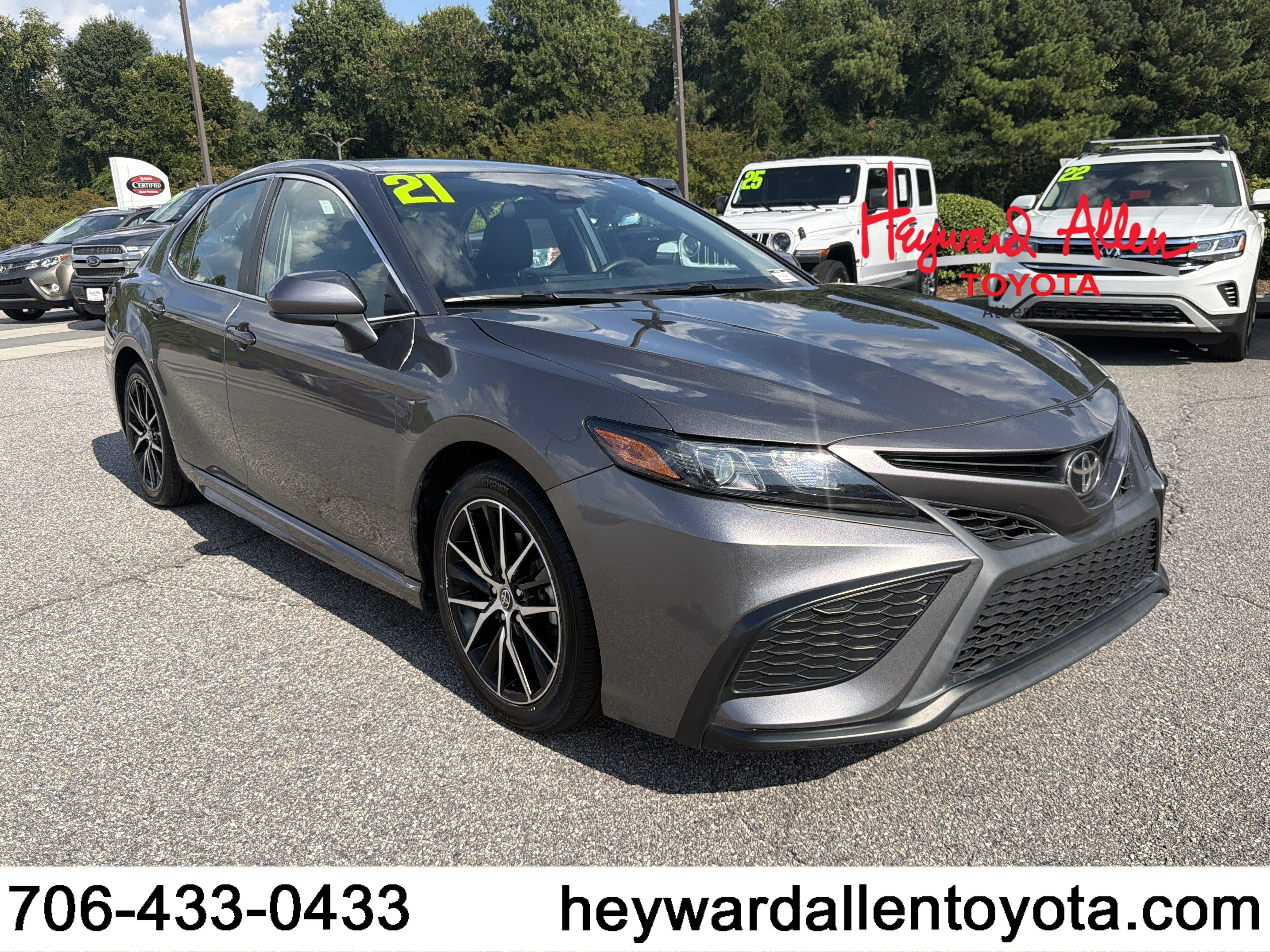Used 2021 Toyota Camry SE FWD image 1