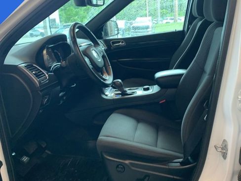 Used 2018 Jeep Grand Cherokee Laredo AWD/4WD image 3