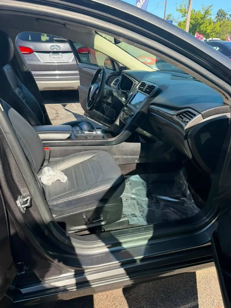 Used 2018 Ford Fusion SE w/ Fusion SE Technology Package FWD image 12