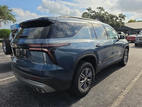 Used 2025 Chevrolet Traverse LT FWD image 3