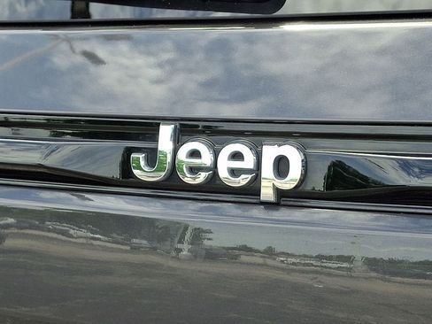Used 2024 Jeep Grand Cherokee Laredo X AWD/4WD image 31