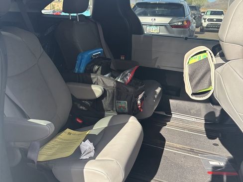 Used 2025 Toyota Sienna XLE w/ XLE Plus Package image 2