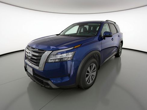 Used 2025 Nissan Pathfinder SV image 3