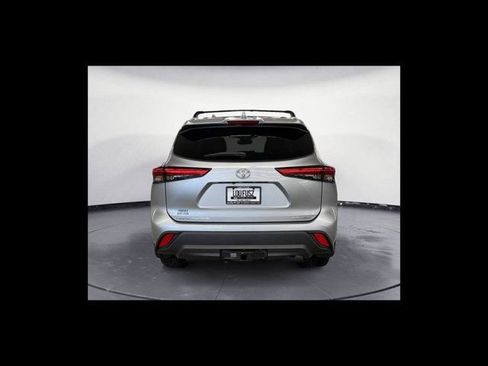 Used 2021 Toyota Highlander XLE AWD/4WD image 5