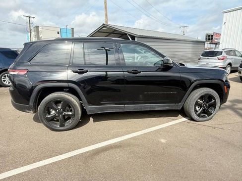 Used 2024 Jeep Grand Cherokee Altitude image 6