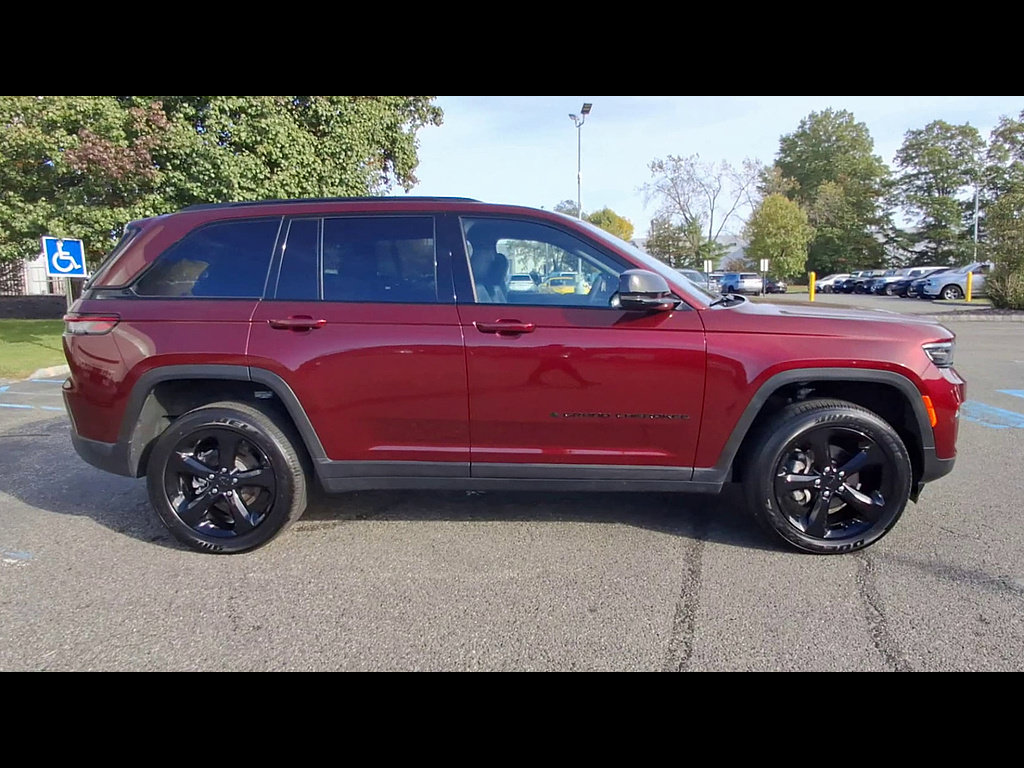 Used 2025 Jeep Grand Cherokee Altitude AWD/4WD image 9