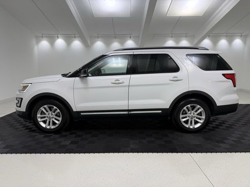 Used 2017 Ford Explorer XLT image 4
