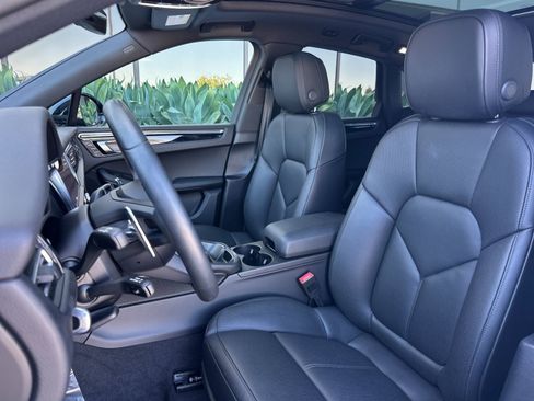 Certified 2026 Porsche Macan AWD/4WD image 5