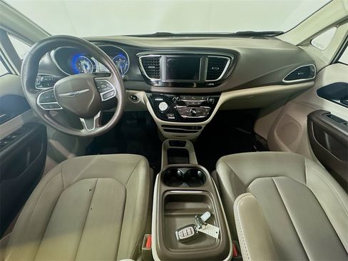 Used 2020 Chrysler Pacifica Touring image 10