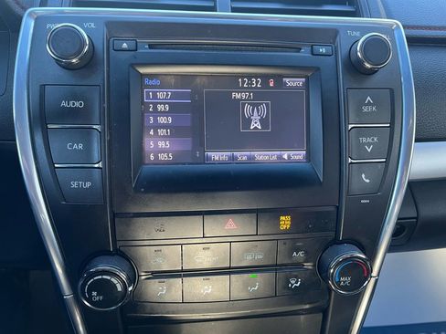 Used 2016 Toyota Camry SE image 9