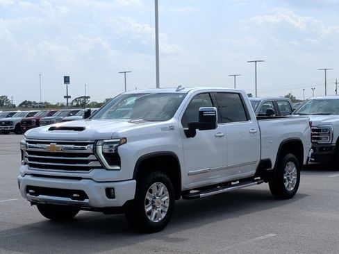 Used 2025 Chevrolet Silverado 2500 High Country w/ Technology Package AWD/4WD image 3
