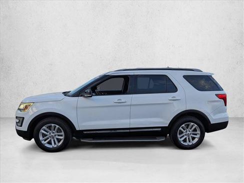 Used 2017 Ford Explorer XLT FWD image 10