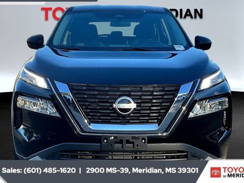 Used 2023 Nissan Rogue SV image 3