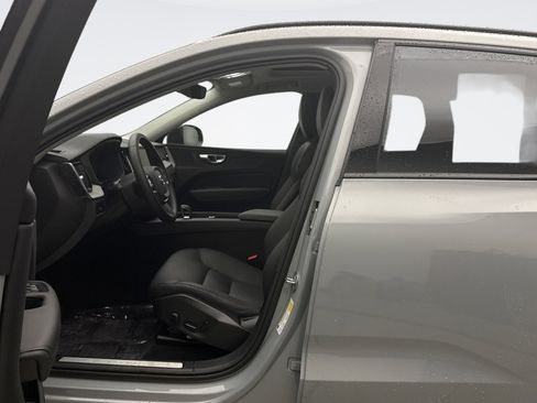 Used 2025 Volvo XC60 B5 Plus image 8