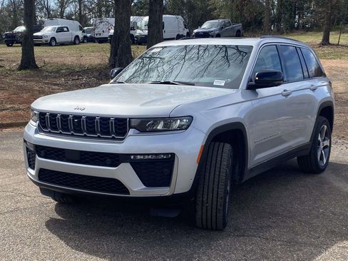 New 2026 Jeep Grand Cherokee Limited w/ Luxury Tech Group II RWD image 33