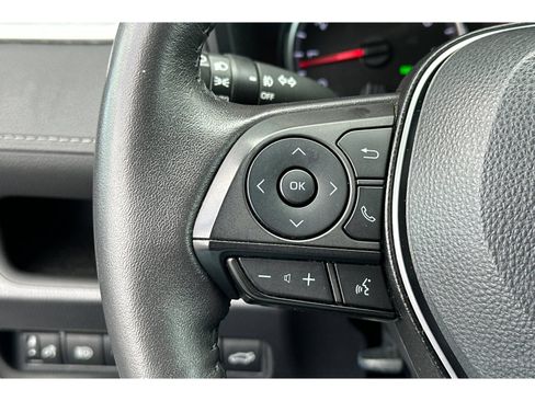 Certified 2022 Toyota RAV4 XLE Premium FWD image 27