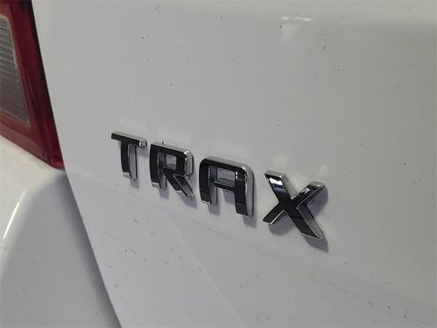 Used 2018 Chevrolet Trax LT w/ LT Convenience Package image 8