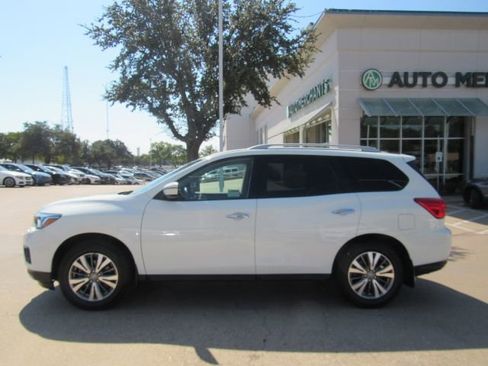 Used 2020 Nissan Pathfinder SV image 10