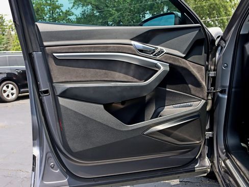 Used 2019 Audi e-tron Prestige w/ Prestige Package image 37