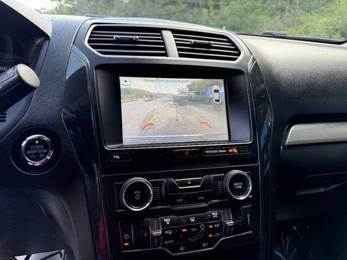 Used 2018 Ford Explorer XLT w/ Equipment Group 202A AWD/4WD image 20