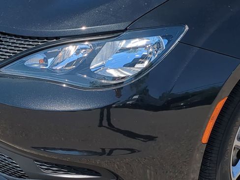 Used 2022 Chrysler Voyager LX FWD image 11