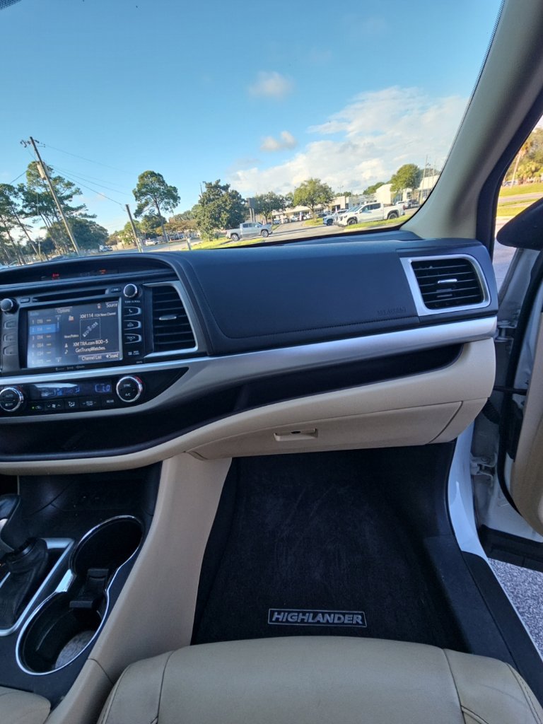 Used 2017 Toyota Highlander XLE FWD image 25