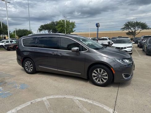 Used 2020 Chrysler Pacifica Limited w/ Advanced Safetytec Group FWD image 2