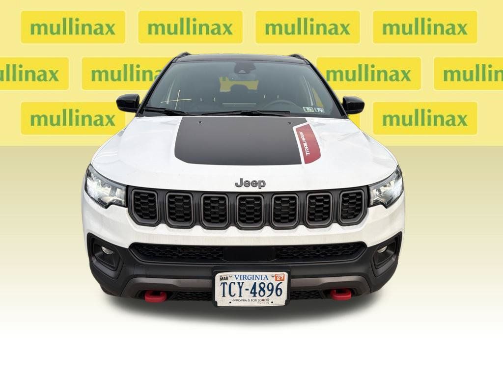 Used 2025 Jeep Compass Trailhawk AWD/4WD image 3
