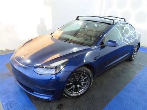 Used 2022 Tesla Model 3 Standard Range image 4