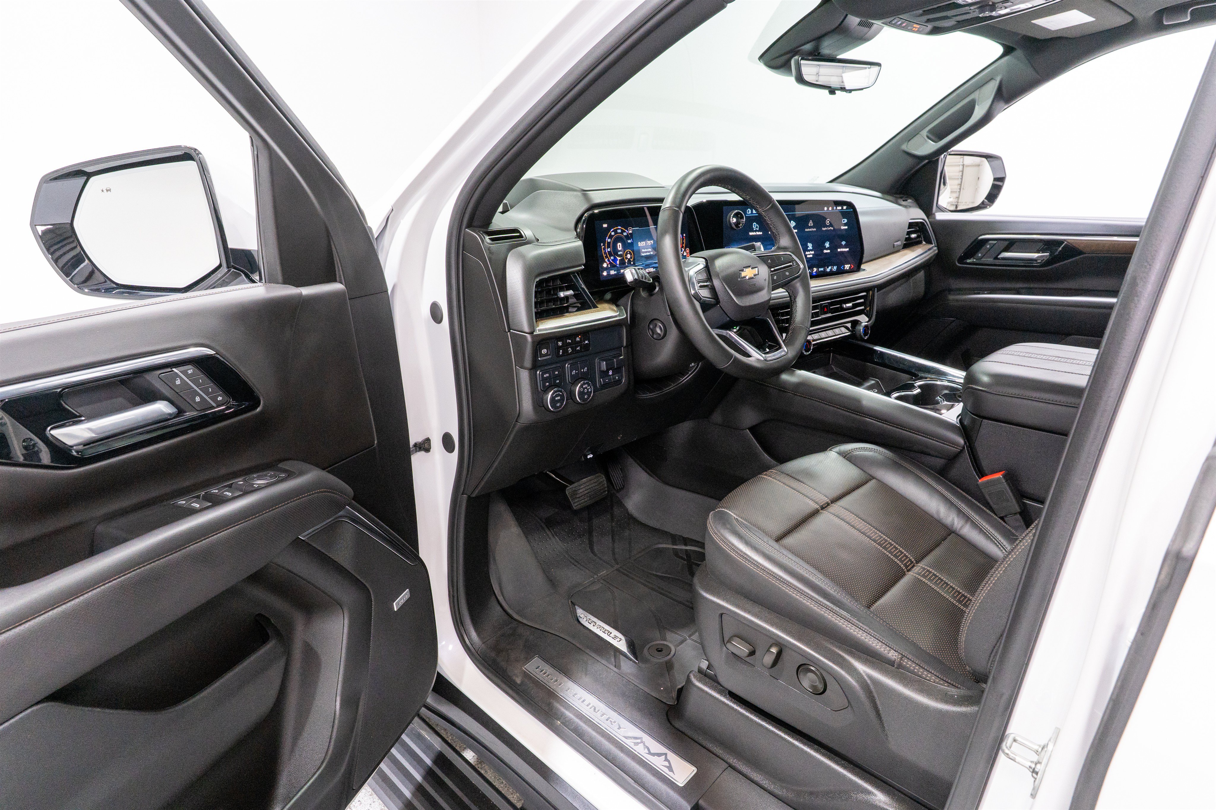 Used 2025 Chevrolet Tahoe High Country AWD/4WD image 13