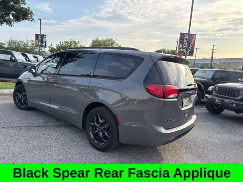 Used 2020 Chrysler Pacifica Touring-L Plus w/ Advanced Safetytec Group FWD image 18
