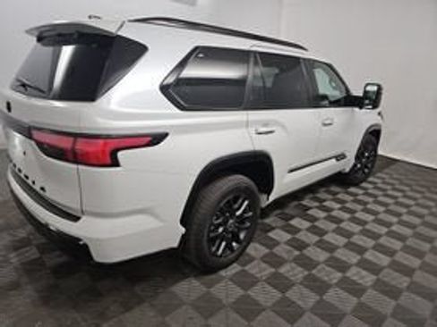 Used 2024 Toyota Sequoia Platinum AWD/4WD image 3