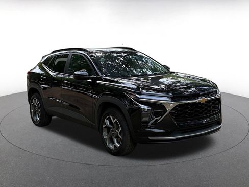 Used 2025 Chevrolet Trax LT w/ LT Convenience Package image 1