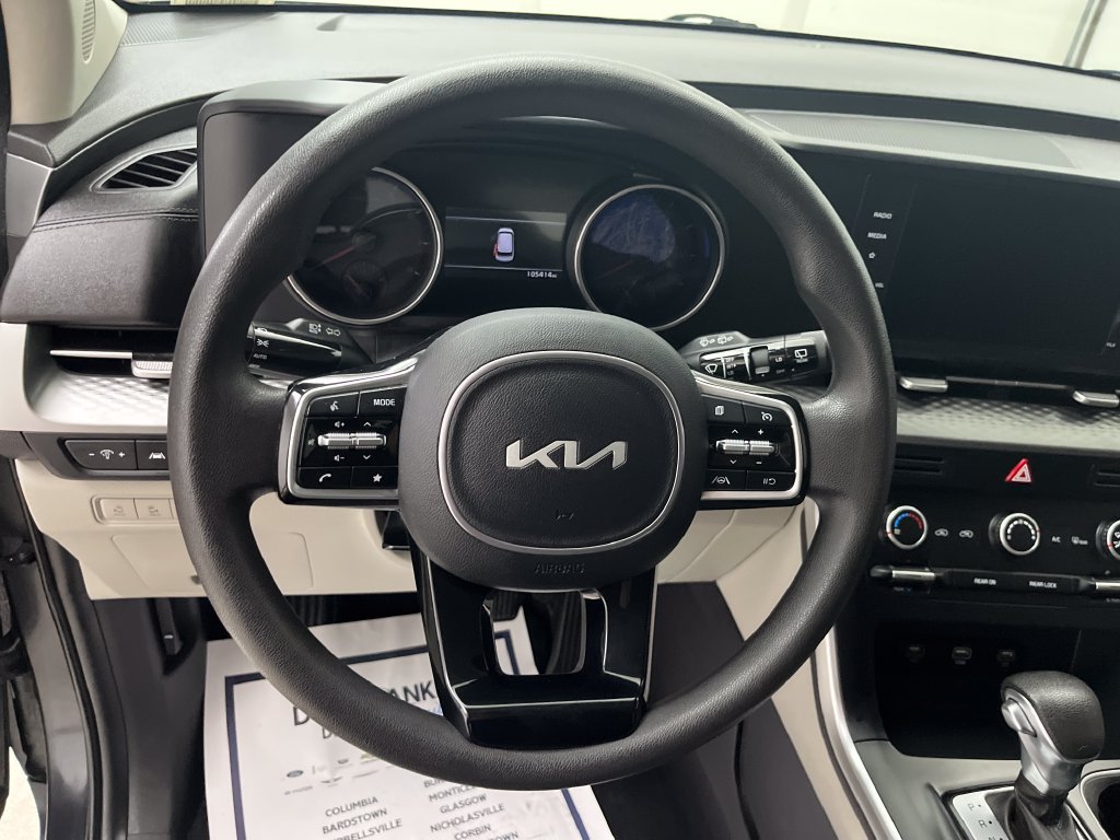 Used 2023 Kia Carnival LX FWD image 16