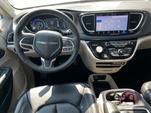 Used 2023 Chrysler Pacifica Touring-L FWD image 13