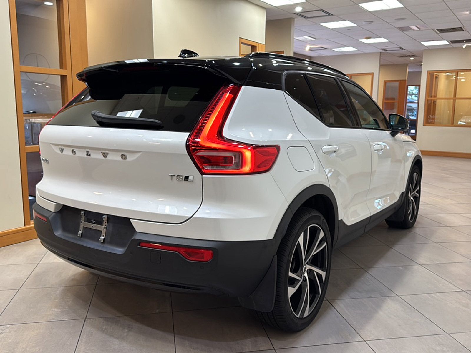 Used 2022 Volvo XC40 T5 R-Design AWD/4WD image 6