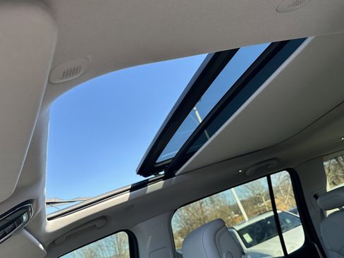 Used 2024 Jeep Wagoneer L Series III w/ Premium Group I image 29