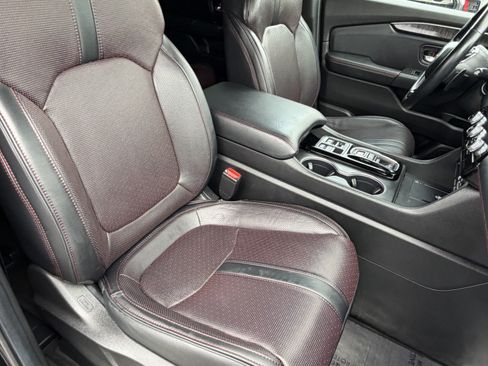 Used 2025 Honda Pilot Black Edition image 11