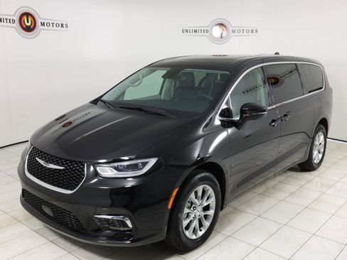 Used 2024 Chrysler Pacifica Touring-L AWD/4WD image 35