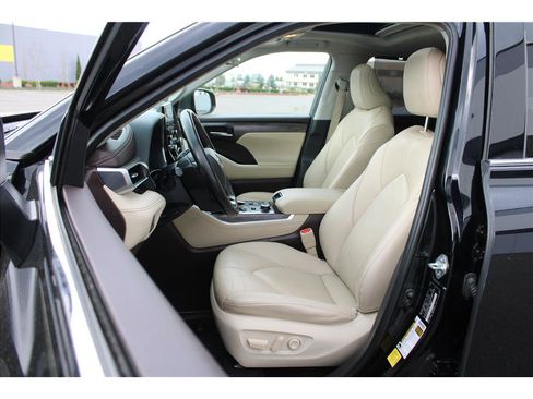 Used 2020 Toyota Highlander Limited image 8