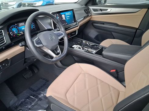 Used 2024 Volkswagen Atlas Cross Sport SE w/ Panoramic Sunroof Package FWD image 13