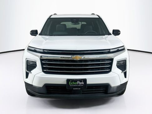 Used 2026 Chevrolet Traverse LT FWD image 2