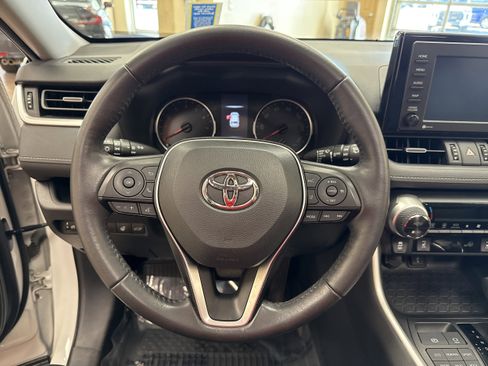 Used 2021 Toyota RAV4 XLE Premium image 31