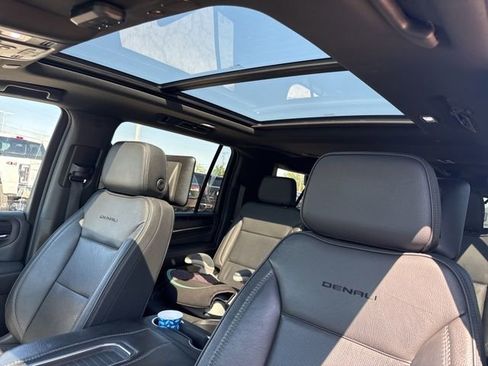 Used 2021 GMC Yukon XL Denali w/ Denali Premium Package AWD/4WD image 15
