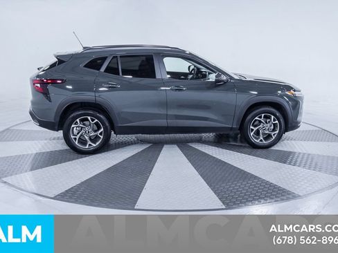 Used 2025 Chevrolet Trax LT FWD image 10