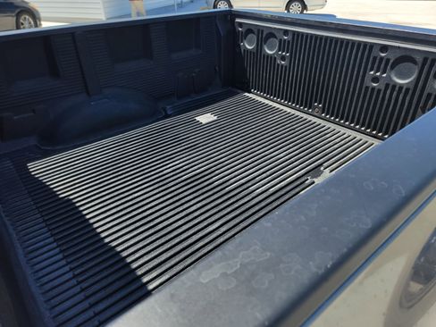 Used 2019 Nissan Titan SV w/ SV Convenience Package image 10