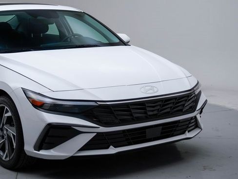 Used 2025 Hyundai Elantra SEL image 12